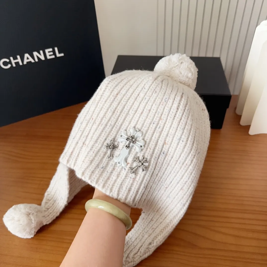 💰110 Crow Heart Autumn and Winter Wool Knitted Beanie This must be a favorite of minimalism. It is clean, neat, fashionable and versatile, and will definitely not be picky about your face shape! A fashionable classic that lasts forever! Fashionable black and white can be purchased together!
